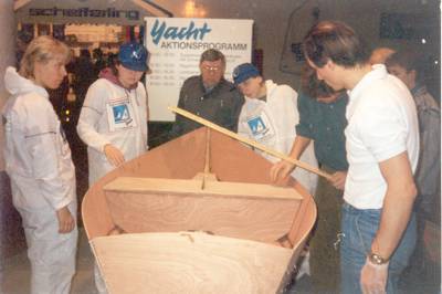 Bau einer Martin-Jolle auf der Bootsausstellung in Berlin 1991