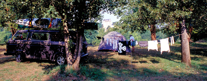 Bully und Zelt auf dem Campingplatz