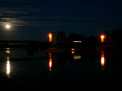 Hängebrücke der D50 über die Loire bei Mondschein