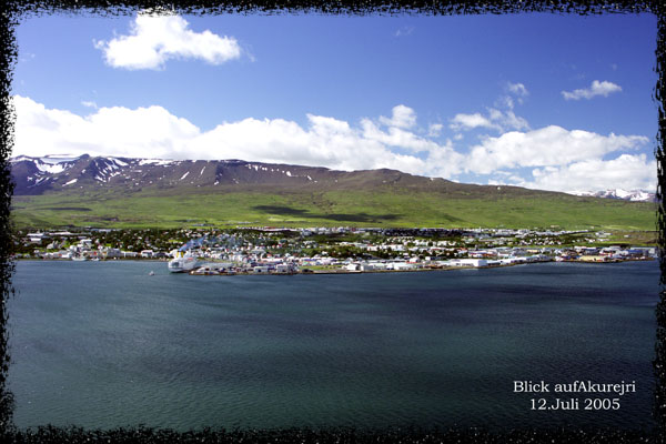 Blick ber den Fjord auf Akureyri