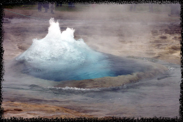 Strokkur kurz vor dem Ausbruch