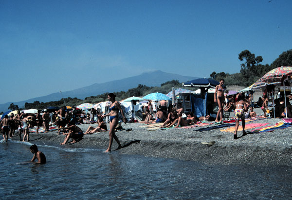 Blick von Strand auf den tna