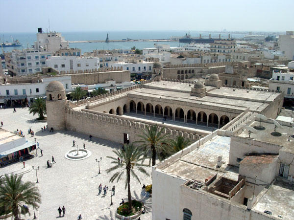 Blick vom Ribat auf die Moschee und Hafen